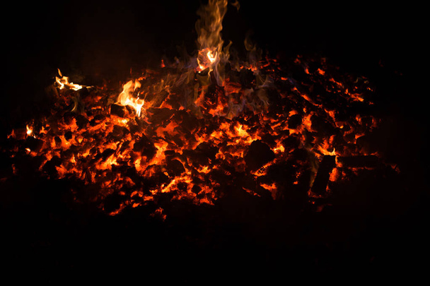 残り火火暖炉グリル火災炎、黒背景 - 写真・画像