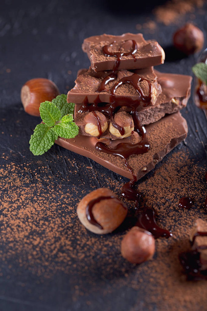 Zelfgemaakte hazelnoot spread of warme chocolademelk in een glazen kom met moer - Foto, afbeelding