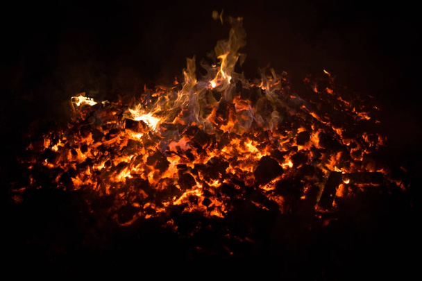 Embers lareira fogo grill fogo chama, fundo preto
 - Foto, Imagem