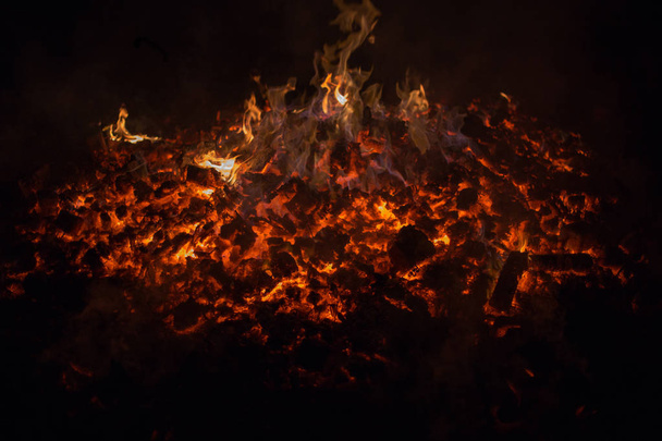 Embers fuoco camino grill fuoco fiamma, sfondo nero
 - Foto, immagini