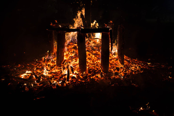 Parázs tüzet kandalló grill tűz lángja, fekete háttér - Fotó, kép