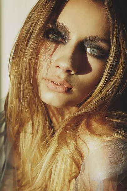Portrét krása Mladá blondýnka s make-up kouřové oči. Ar - Fotografie, Obrázek