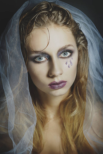 Beauty portrait of a young blond girl with smoky eyes makeup. Ar - Foto, imagen