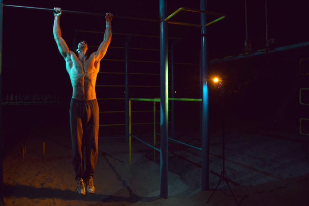Athlète faisant des exercices sur la barre horizontale
 - Photo, image