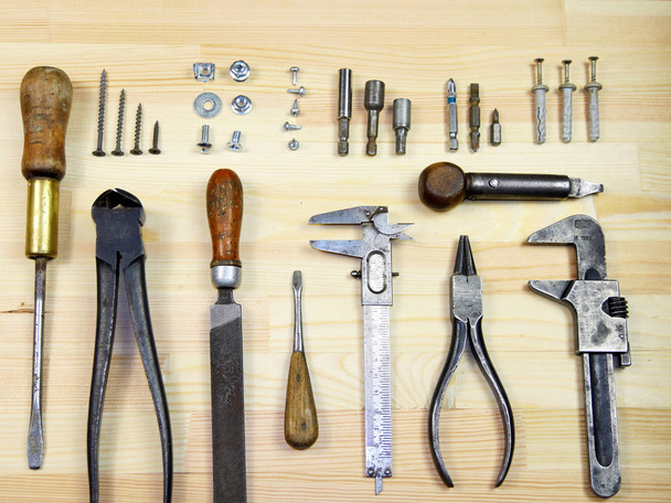 herramientas viejas sobre fondo de madera - Foto, imagen