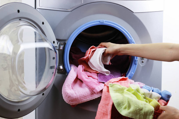 Tuch in die Waschmaschine legen - Foto, Bild