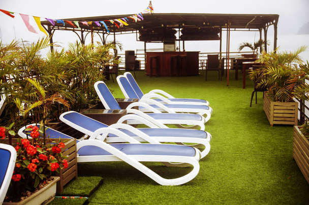 Гостиные кресла на палубе роскошного круизного судна
 - Фото, изображение