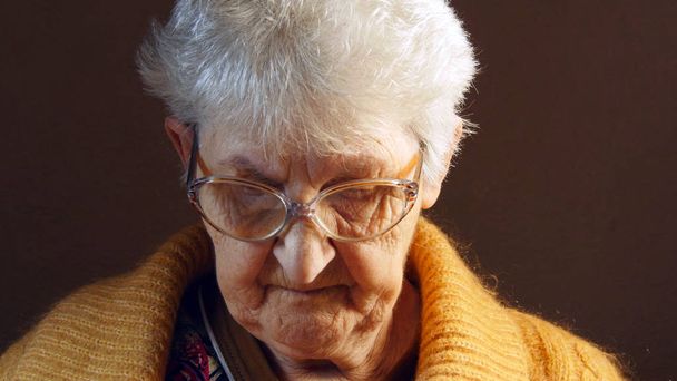 Grand-mère lisant un livre
. - Photo, image