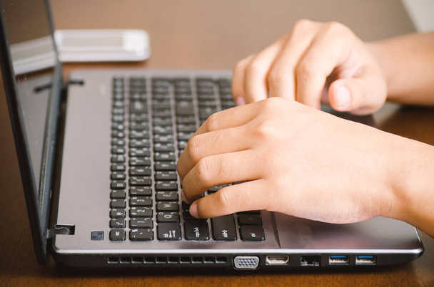 Ручний набір на клавіатурному ноутбуці
 - Фото, зображення