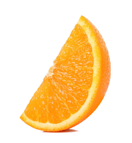 Plátek pomeranče izolované na bílém pozadí - Fotografie, Obrázek