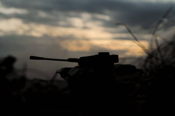 Duitse tank silhouet bij zonsondergang - Foto, afbeelding