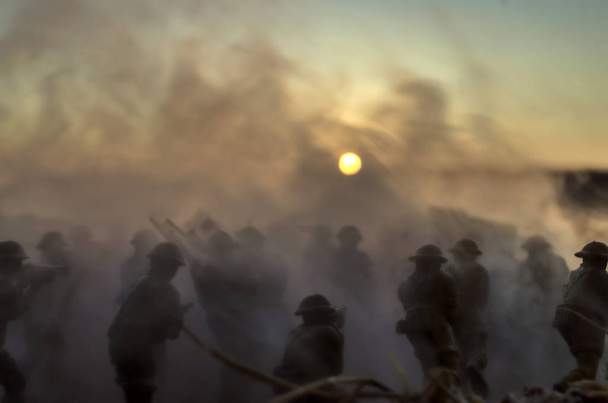 Έννοια του πολέμου. Στρατιωτικές φιγούρες και δεξαμενές καταπολέμηση σκηνή στην ομίχλη του πολέμου sky υπόβαθρο, παγκόσμιο πόλεμο στρατιώτες σιλουέτες κάτω νεφελώδη ορίζοντα στο σούρουπο ή αυγή. Επίθεση σκηνή - Φωτογραφία, εικόνα