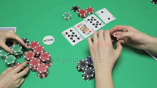 Un momento tenso en la mesa en Texas holdem poker
 - Imágenes, Vídeo