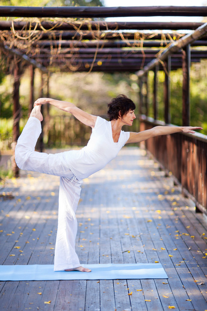 Femme d'âge moyen faisant du yoga en plein air
 - Photo, image