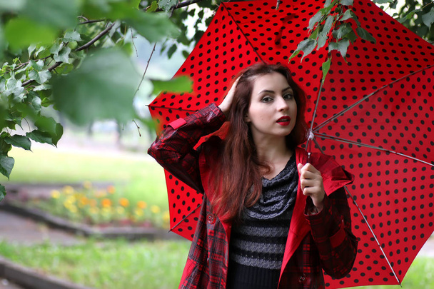 Žena v pláštěnku a deštník - Fotografie, Obrázek
