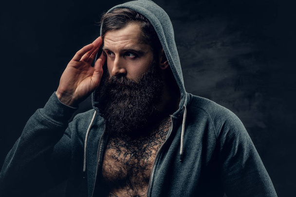 Бородатый мужчина с татуировкой на груди
 - Фото, изображение