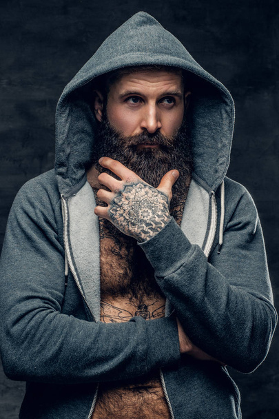Homem barbudo atlético com capuz cinza
 - Foto, Imagem
