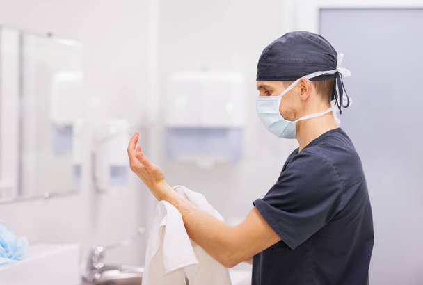 Médecin Chirurgien se laver les mains avant l'opération
 - Photo, image