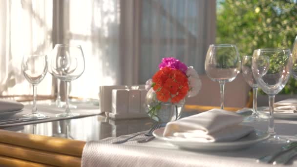 Ebédlőasztal, váza virággal. - Felvétel, videó