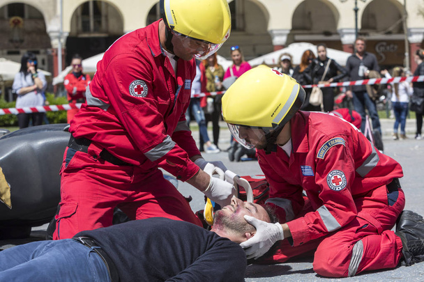First aid, victim liberation in an car accident - Фото, зображення