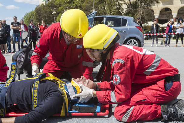 First aid, victim liberation in an car accident - 写真・画像