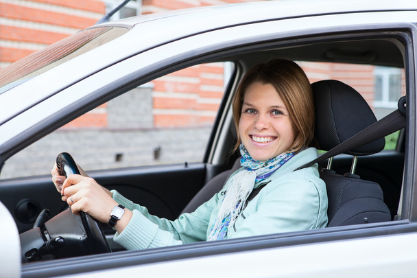 Happy blobd woman holding steering wheel - Valokuva, kuva