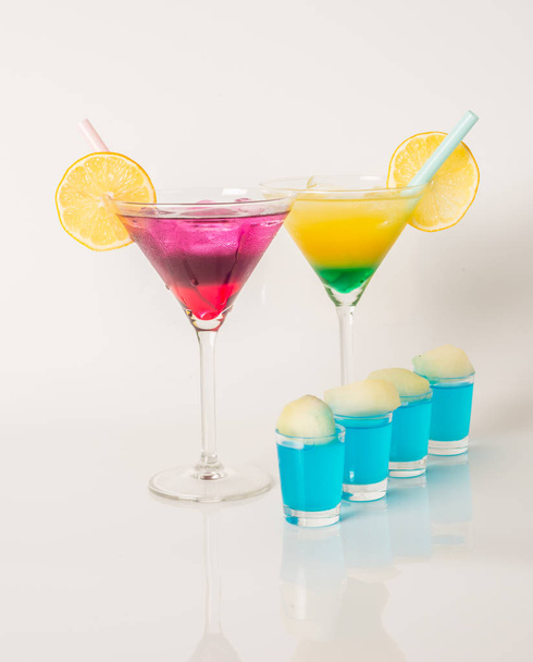 Conjunto colorido de bebidas, bebida colorida decorada com frutas, cor
  - Foto, Imagem