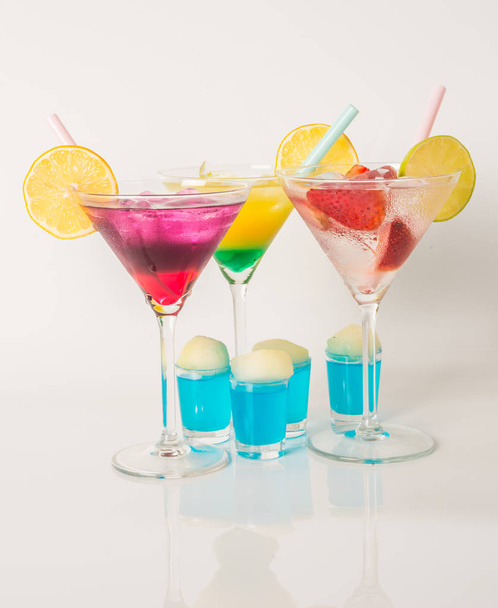 Kleurrijke set van dranken, kleur drinken versierd met fruit, kleur  - Foto, afbeelding