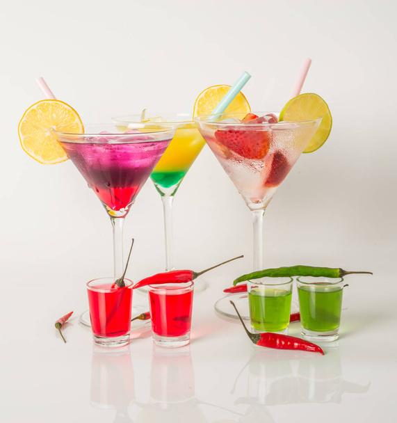 farbenfrohes Getränkeset, Farbgetränk mit Früchten dekoriert, Farbe  - Foto, Bild