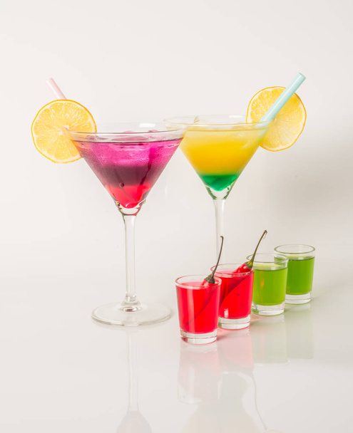 Красочный набор напитков, цветной напиток, украшенный фруктами, цвет
  - Фото, изображение