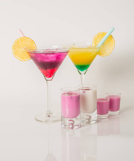 Πολύχρωμο σύνολο ποτά, ποτό χρώμα διακοσμημένο με φρούτα, χρώμα  - Φωτογραφία, εικόνα