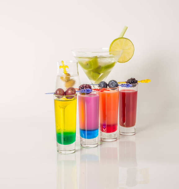 Conjunto colorido de bebidas, bebida de color decorada con fruta, color
  - Foto, Imagen