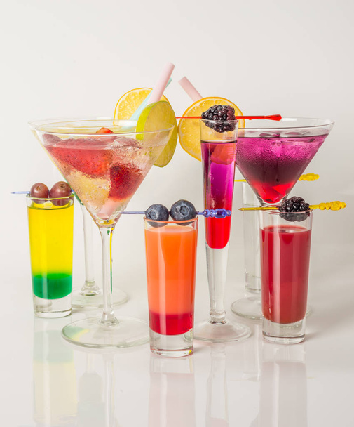 Πολύχρωμο σύνολο ποτά, ποτό χρώμα διακοσμημένο με φρούτα, χρώμα  - Φωτογραφία, εικόνα