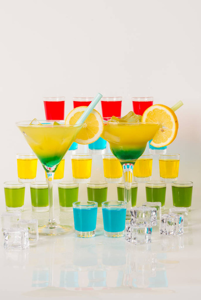 Ensemble coloré de boissons, boisson de couleur décorée avec des fruits, beaucoup c
 - Photo, image