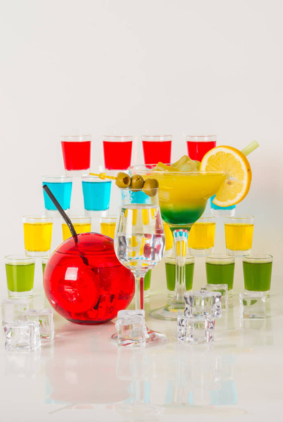 Kolorowy zestaw napojów, ozdobione kolor napój owoc, wiele c - Zdjęcie, obraz