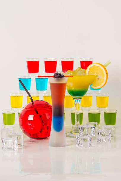 ドリンクのカラフルなセットで飾られた色飲み物果物、多くの c - 写真・画像