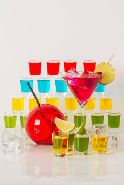 Conjunto colorido de bebidas, bebida colorida decorada com frutas, muitos c
 - Foto, Imagem