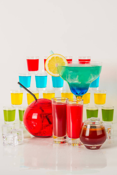 Colorido conjunto de bebidas, bebida de color decorado con frutas, muchos c
 - Foto, imagen
