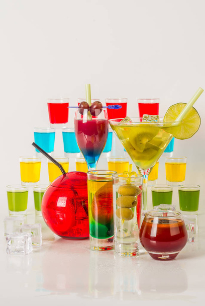 Värikäs joukko juomia, värillinen juoma koristeltu hedelmillä, monet c
 - Valokuva, kuva
