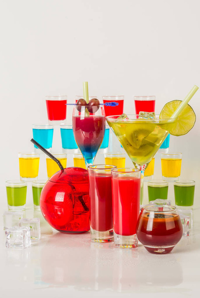 Colorido conjunto de bebidas, bebida de color decorado con frutas, muchos c
 - Foto, Imagen