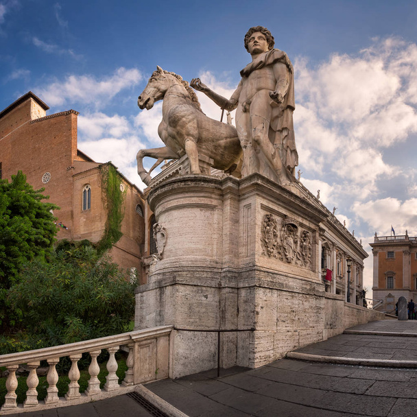 Statue of Castor at the Cordonata Stairs to the Piazza del Campi - Фото, изображение