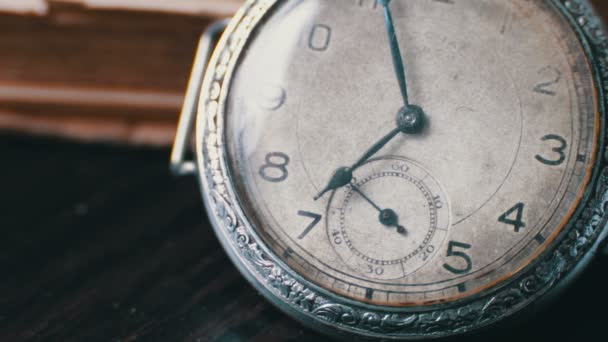 Vintage antyczne kieszeni zegarek na tle starych książek - Materiał filmowy, wideo