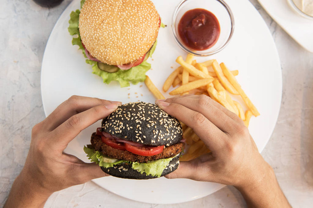 člověk jíst hamburgery - Fotografie, Obrázek