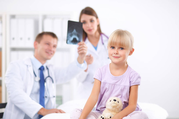 Kobieta lekarz badający dziecko stetoskopem podczas operacji - Zdjęcie, obraz