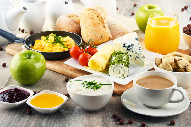 Завтрак с кофе, сыром, крупой и яичницей
 - Фото, изображение