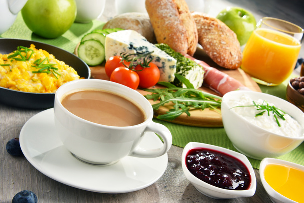 Desayuno servido con café, queso, cereales y huevos revueltos
 - Foto, imagen