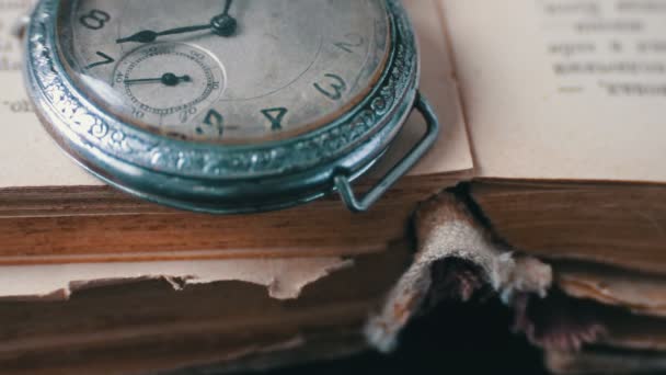 Вінтажний старовинний кишеньковий годинник на тлі старих книг
 - Кадри, відео