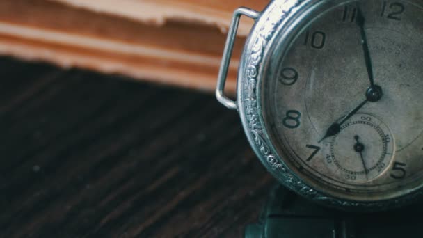 Vintage orologio da tasca antico sullo sfondo di vecchi libri
. - Filmati, video
