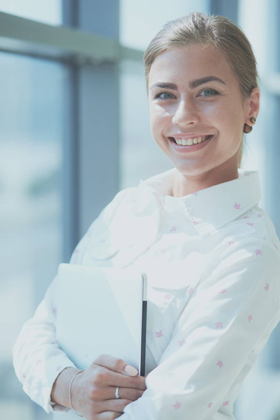 Young beautiful businesswoman standing in business center - Foto, afbeelding