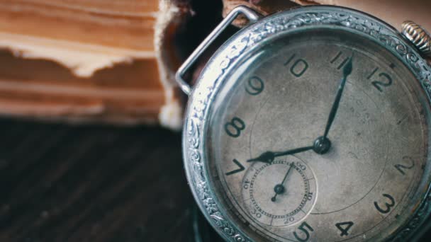 Vintage antyczne kieszeni zegarek na tle starych książek. - Materiał filmowy, wideo